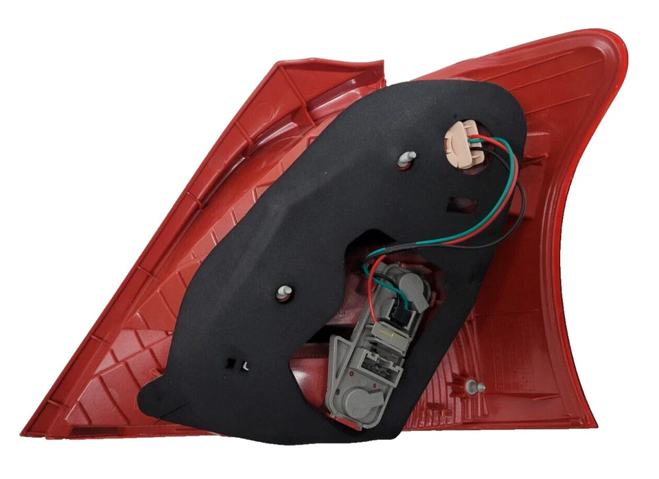 06-08 TOYOTA YARIS HATCHBACK DRIVER SIDE TAIL LIGHT ASSEMBLY